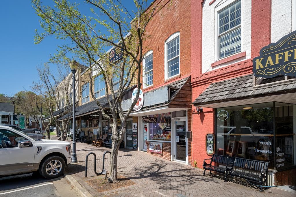 4 Northside Square, Ellijay GA 30540 - Primary photo