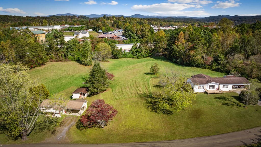 121 Orchard Boulevard, Blue Ridge GA 30513 - Photo