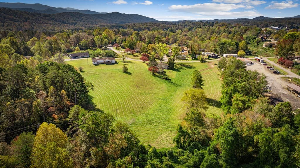121 Orchard Boulevard, Blue Ridge GA 30513 - Photo