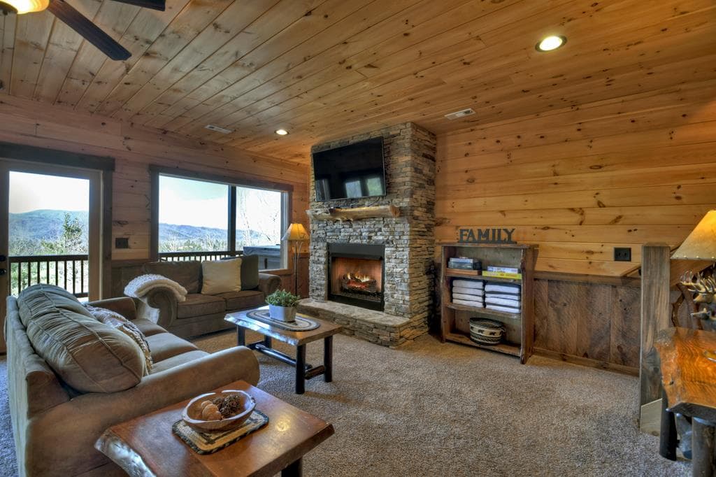 136 Oasis Drive, Blue Ridge GA 30513 - Photo
