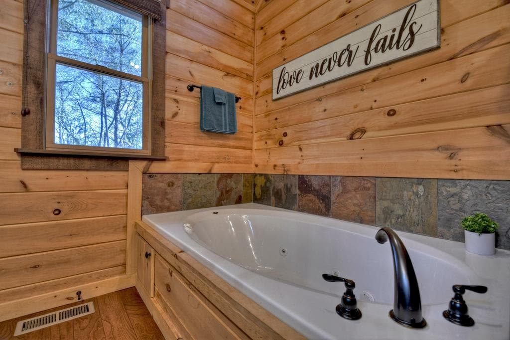 136 Oasis Drive, Blue Ridge GA 30513 - Photo