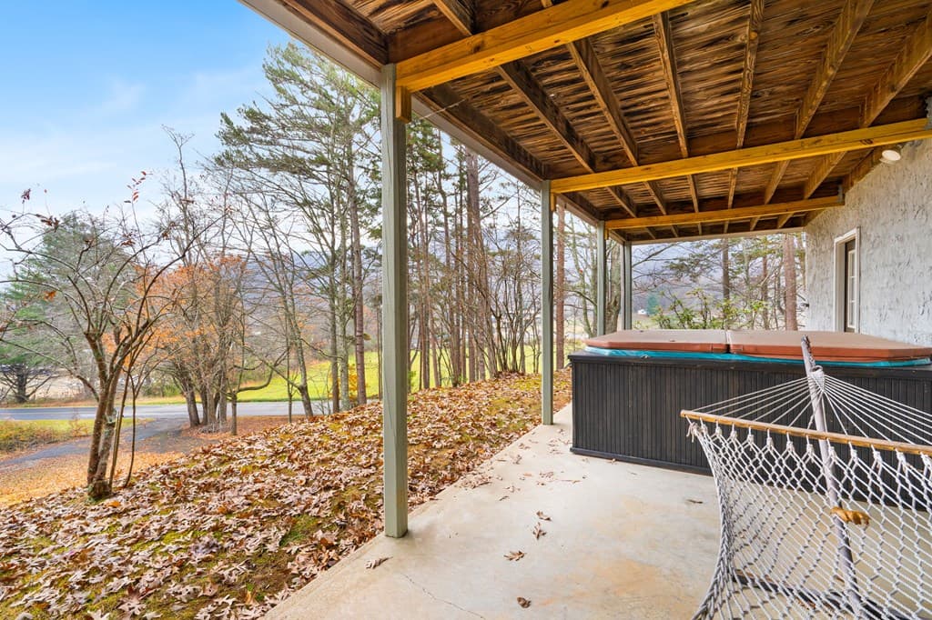 1612 Lakeview Dr, Young Harris GA 30582 - Photo