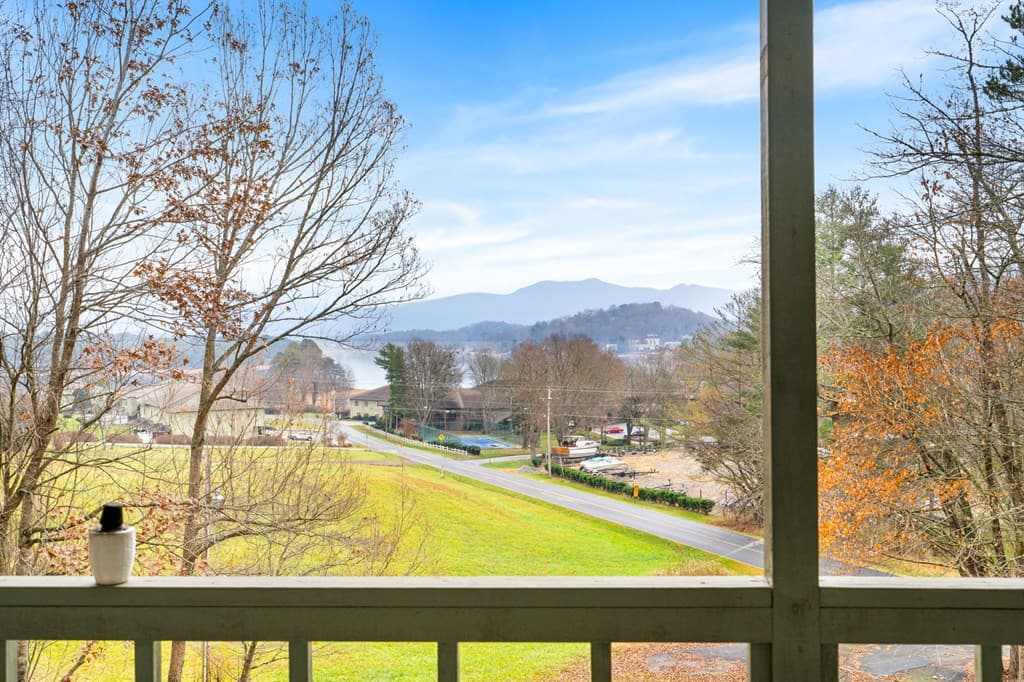 1612 Lakeview Dr, Young Harris GA 30582 - Photo