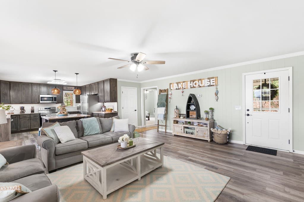 1612 Lakeview Dr, Young Harris GA 30582 - Photo