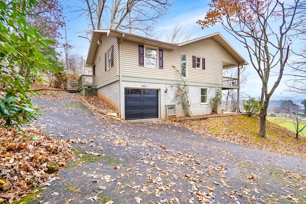 1612 Lakeview Dr, Young Harris GA 30582 - Photo