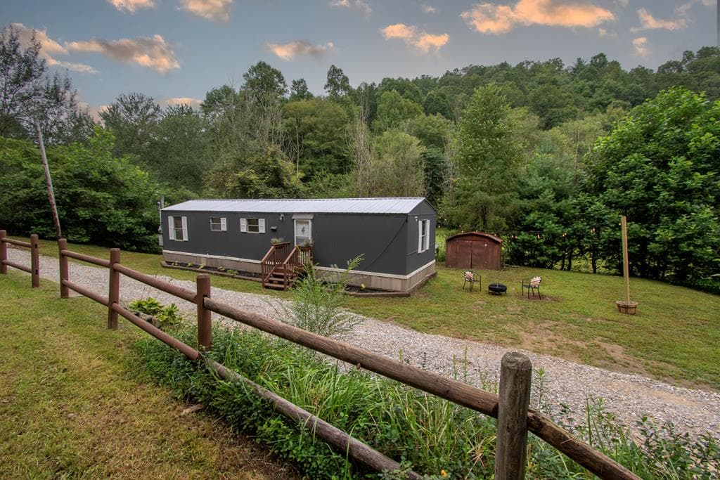 580 Atoah Circle, Robbinsville NC 28771 - Primary photo