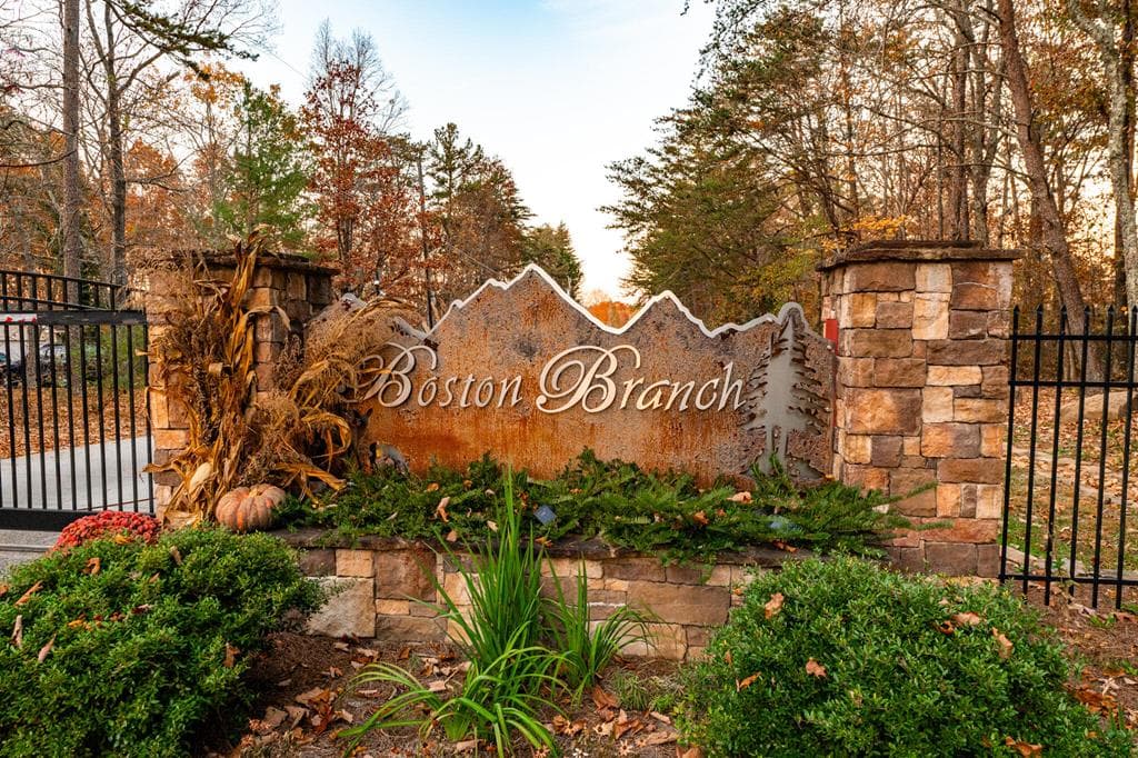 2272 Little Bend Rd, Signal Mountain TN 37377 - Primary photo