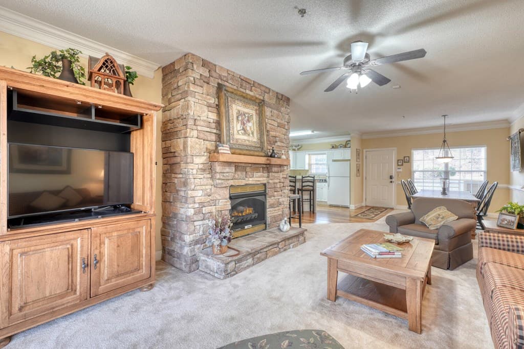 94 Glen Eagle Ct C202, Clayton GA 30525 - Photo