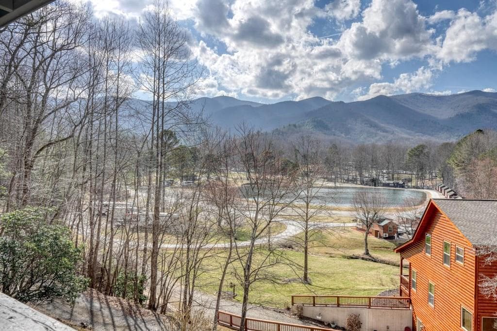 240 Ruby Lake Drive N, Hiawassee GA 30546 - Primary photo