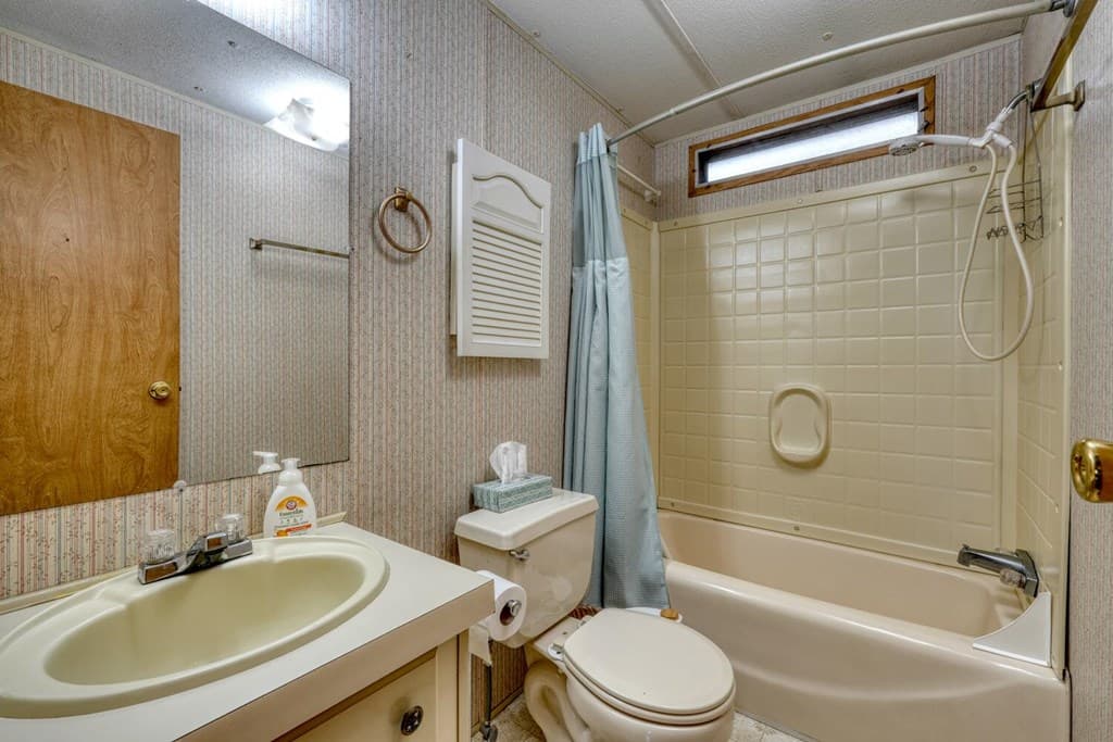 240 Ruby Lake Drive N, Hiawassee GA 30546 - Photo