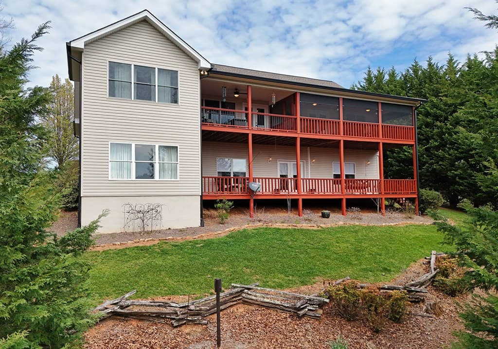 135 W Longview Drive, Blairsville GA 30512 - Photo