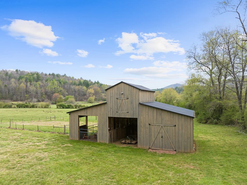 95 Hickory Avenue, Blue Ridge GA 30513 - Photo