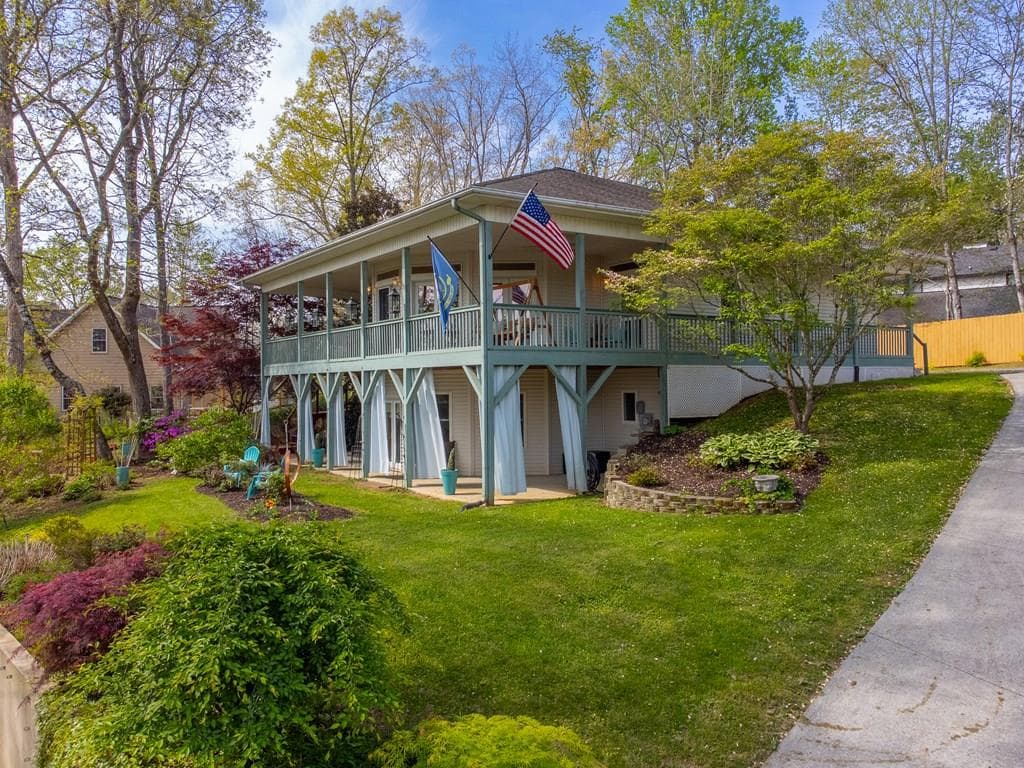 218 Lakeshore Drive, Hayesville NC 28904 - Primary photo