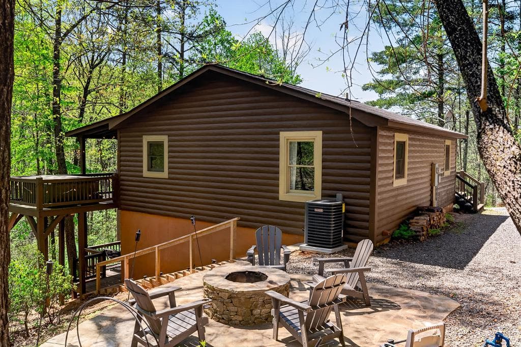 564 Weaver Creek Lane, Blue Ridge GA 30513 - Primary photo