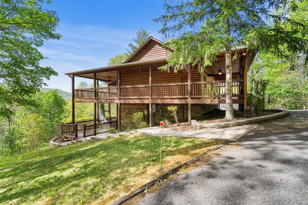 447 Creekmont Drive, Blairsville GA 30512 - Photo