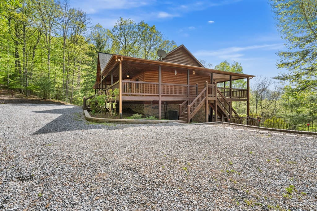 447 Creekmont Drive, Blairsville GA 30512 - Photo