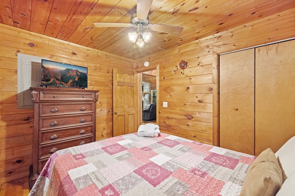 129 N Cherokee Drive, Blue Ridge GA 30513 - Photo