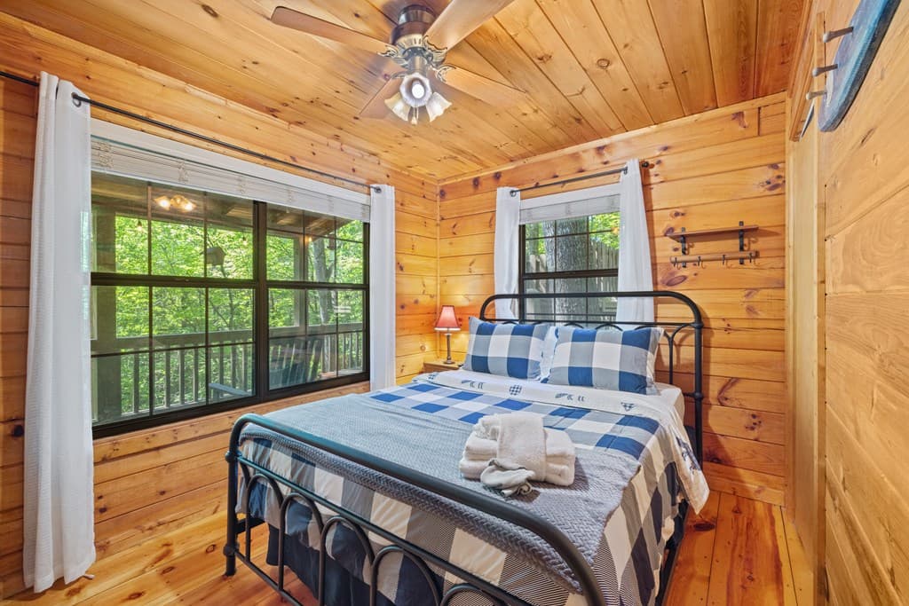 129 N Cherokee Drive, Blue Ridge GA 30513 - Photo