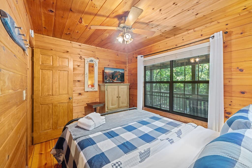 129 N Cherokee Drive, Blue Ridge GA 30513 - Photo