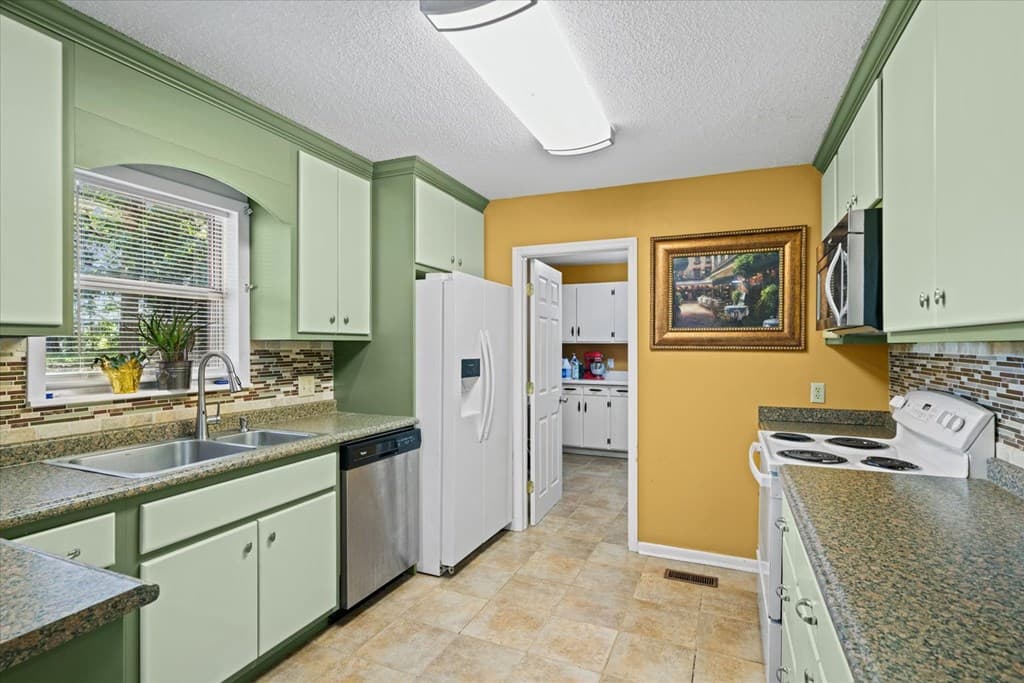 180 Wildwood Drive, Chatsworth GA 30705 - Photo