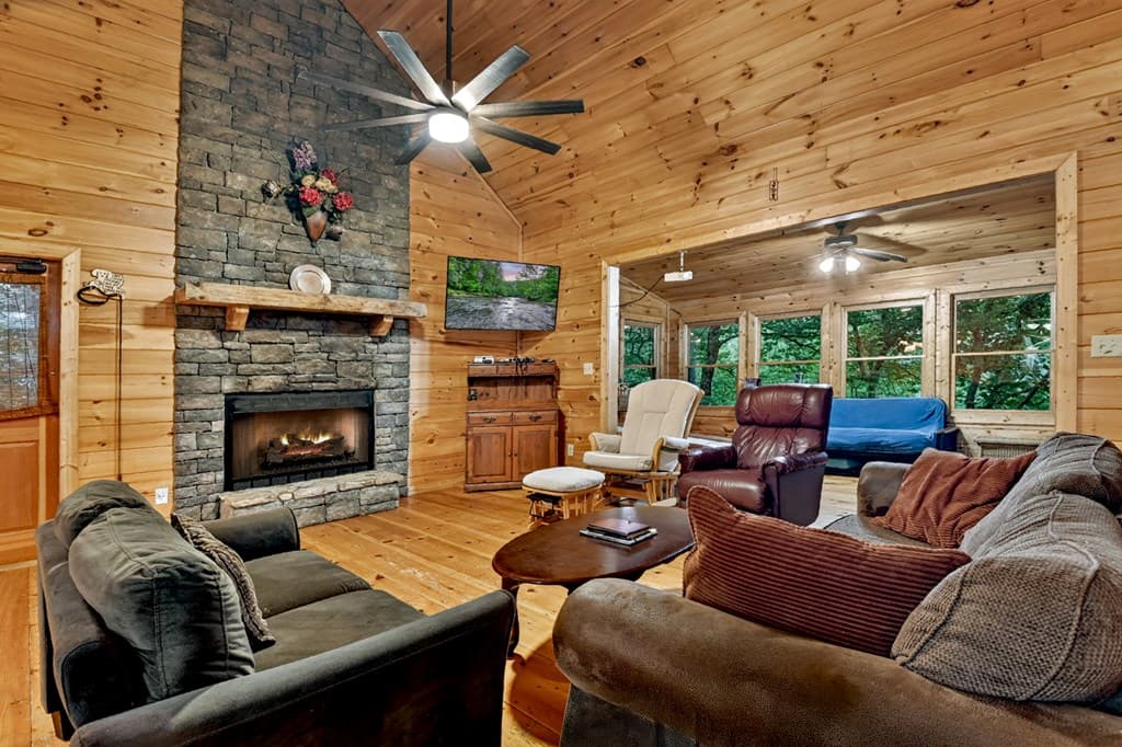550 Hillsdale Drive, Ellijay GA 30540 - Photo