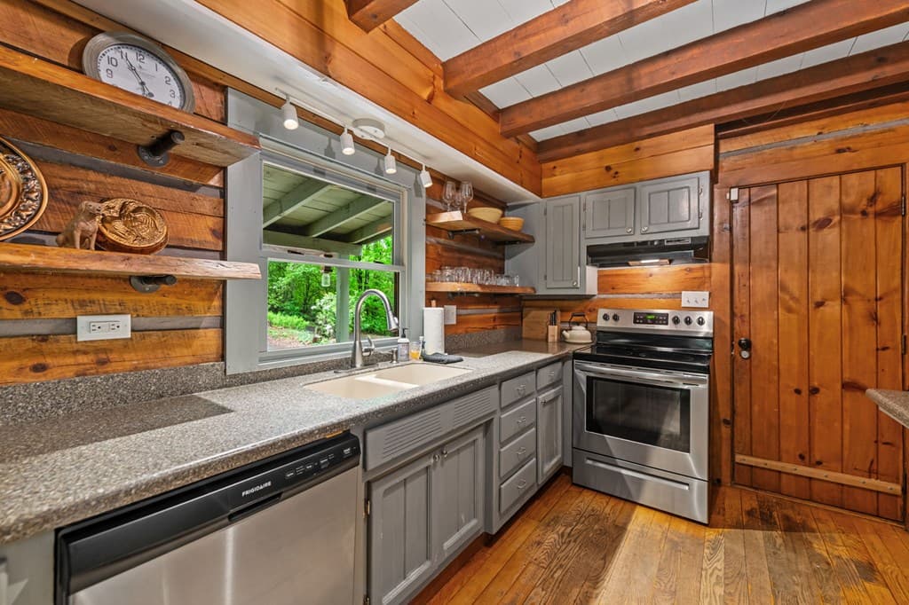 916 Old Cashes Valley Road, Blue Ridge GA 30513 - Photo