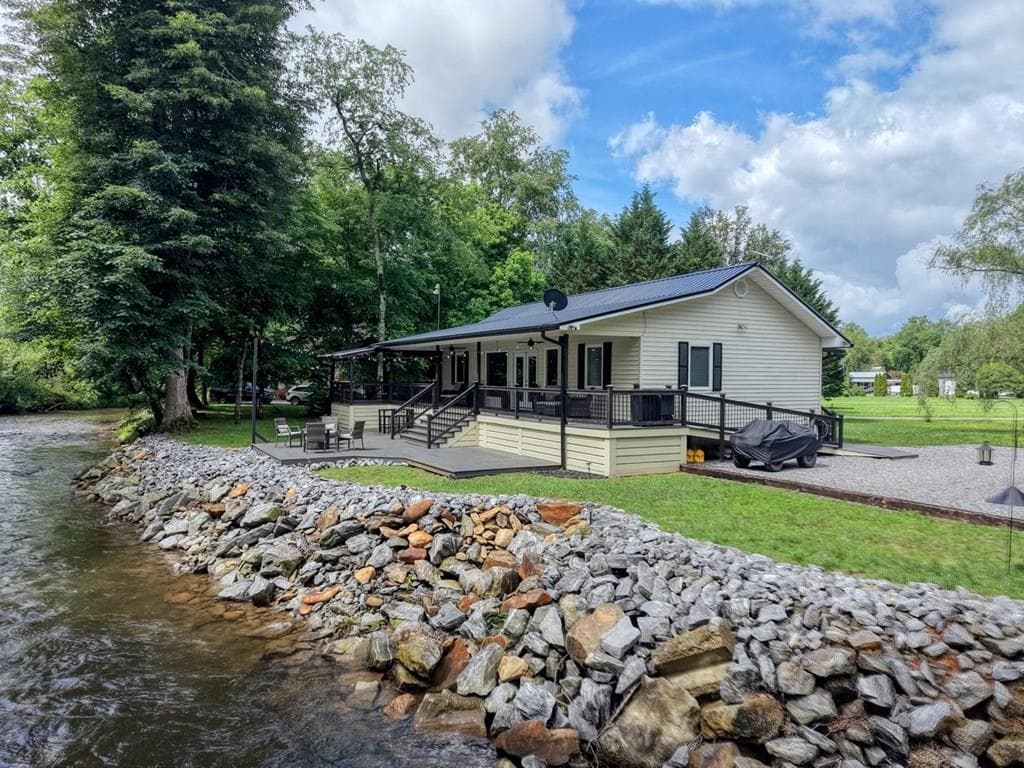 33 Tusquittee Valley Lane, Hayesville NC 28904 - Primary photo