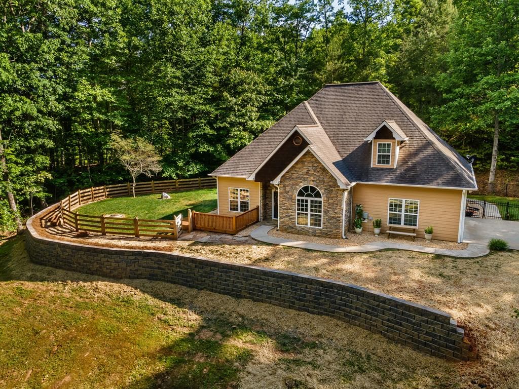 201 Oakawana Trail, Blue Ridge GA 30513 - Primary photo