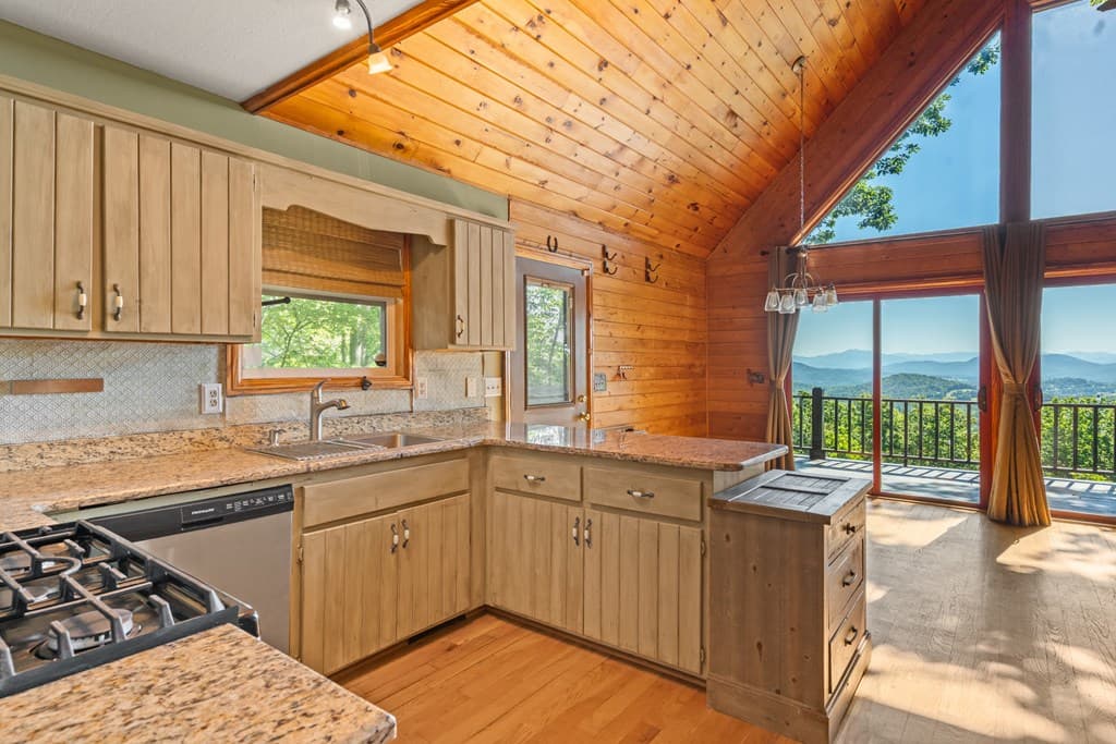 913 Royal Oaks Trail, Brasstown NC 28902 - Photo