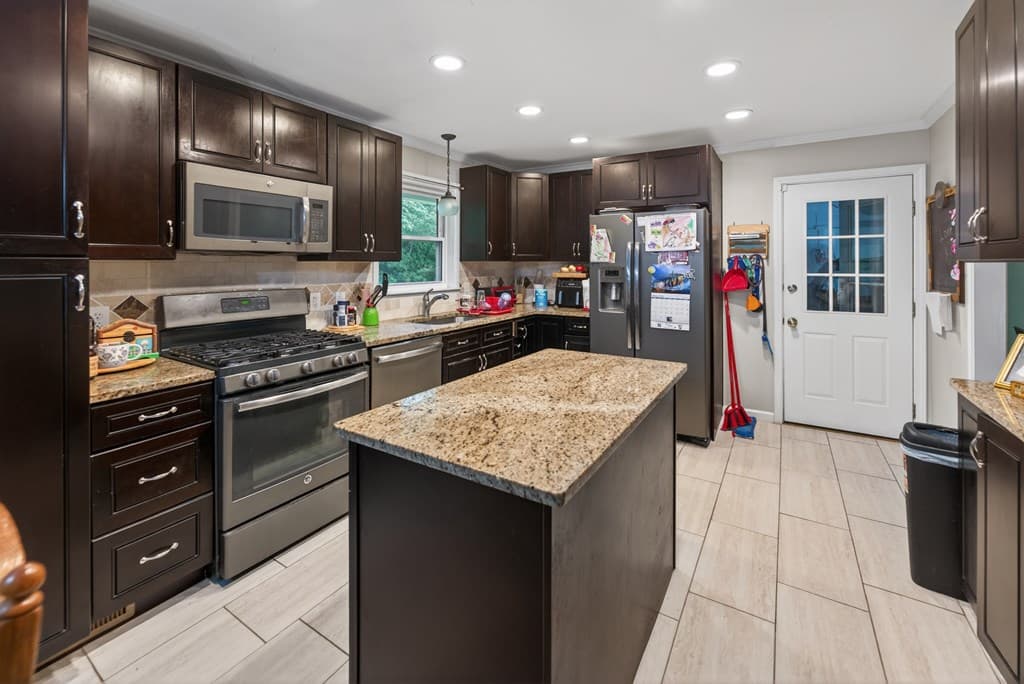 940 Chesterfield Drive, Marietta GA 30066 - Photo