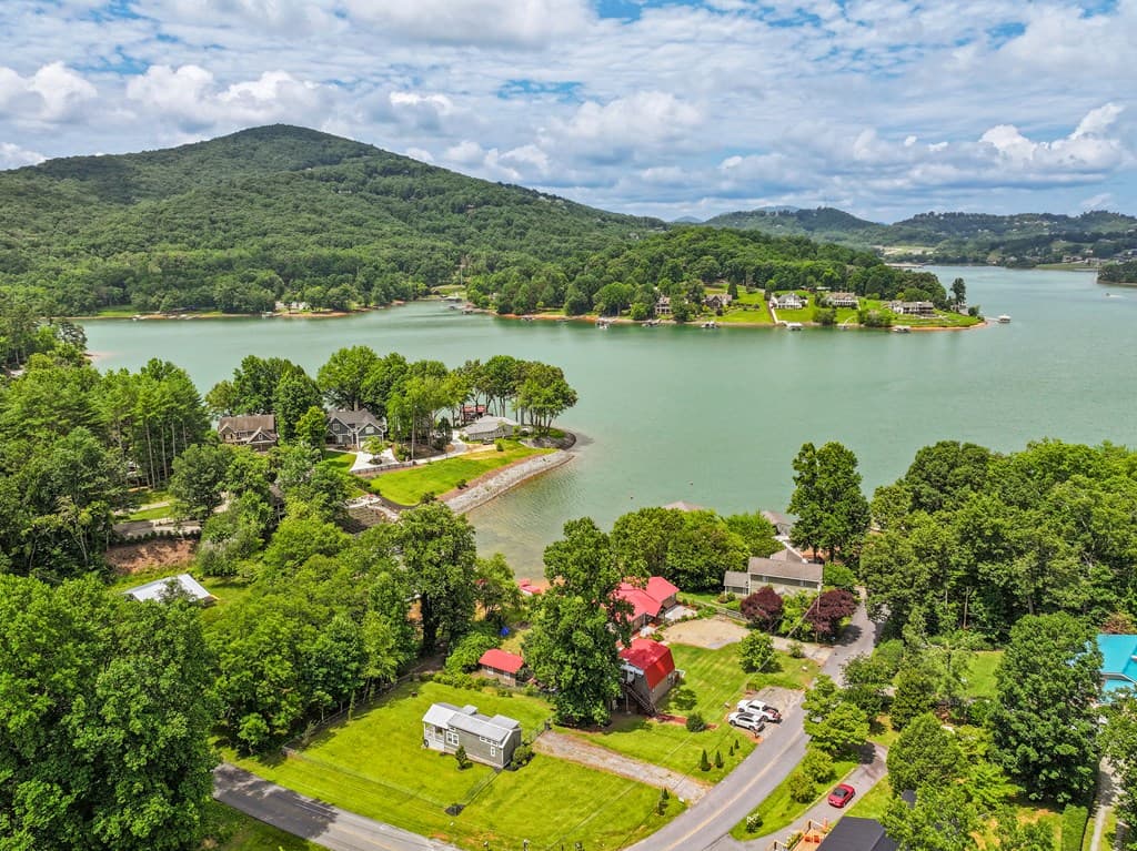 1685 Chatuge Shores, Hiawassee GA 30546 - Photo