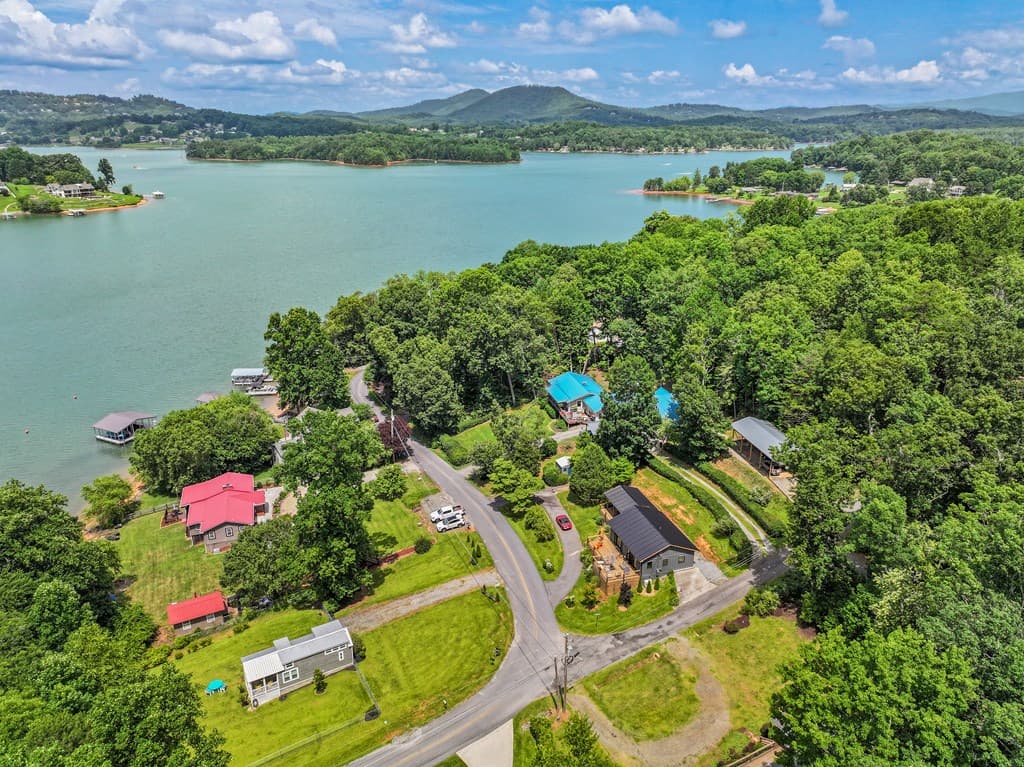 1685 Chatuge Shores, Hiawassee GA 30546 - Photo