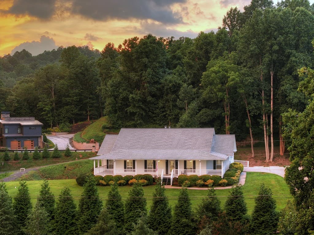 832 W First Street, Blue Ridge GA 30513 - Photo