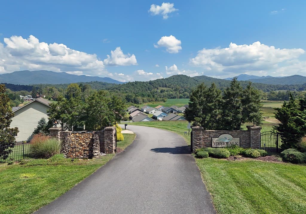 348 Riverwalk Circle, Hayesville NC 28904 - Photo
