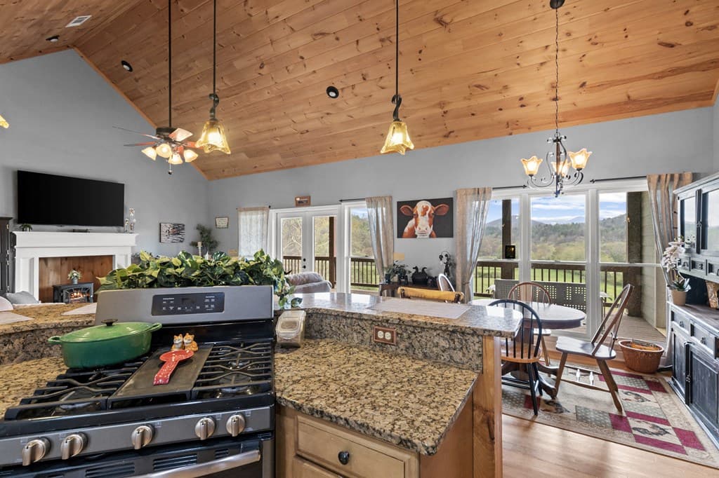 95 Hickory Avenue, Blue Ridge GA 30513 - Photo