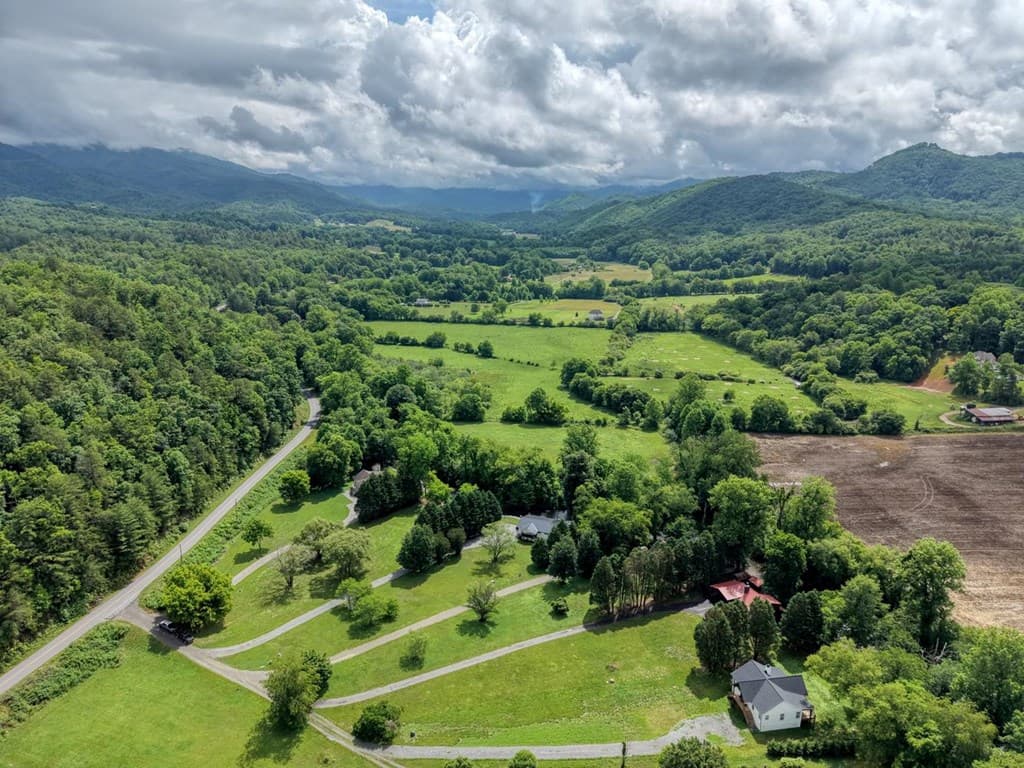 33 Tusquittee Valley Lane, Hayesville NC 28904 - Photo