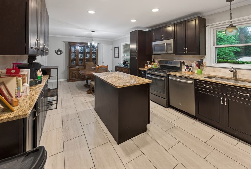 940 Chesterfield Drive, Marietta GA 30066 - Photo