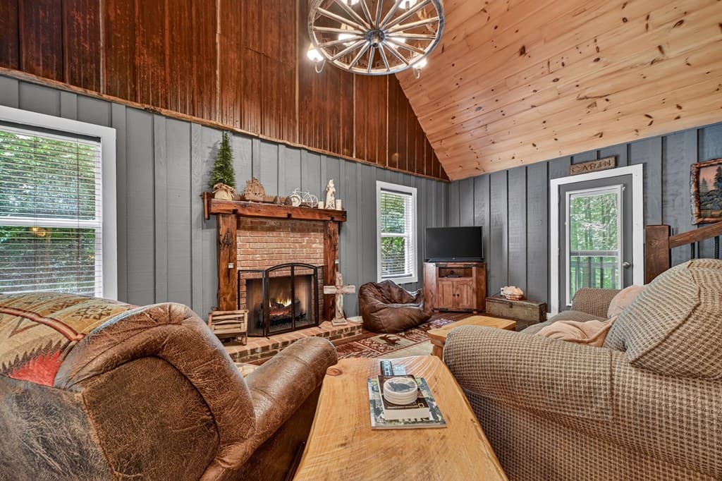 373 Barnes Creek Drive, Ellijay GA 30540 - Photo